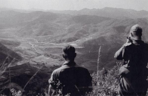Major Whitworth (right) and Sergeant Hudson (left) looking across the valley to the Chinese held hills, 1st Battalion DLI, Korea, 29 October 1952. Image © Durham Record Office (D/DLI 7/869/1(226))
